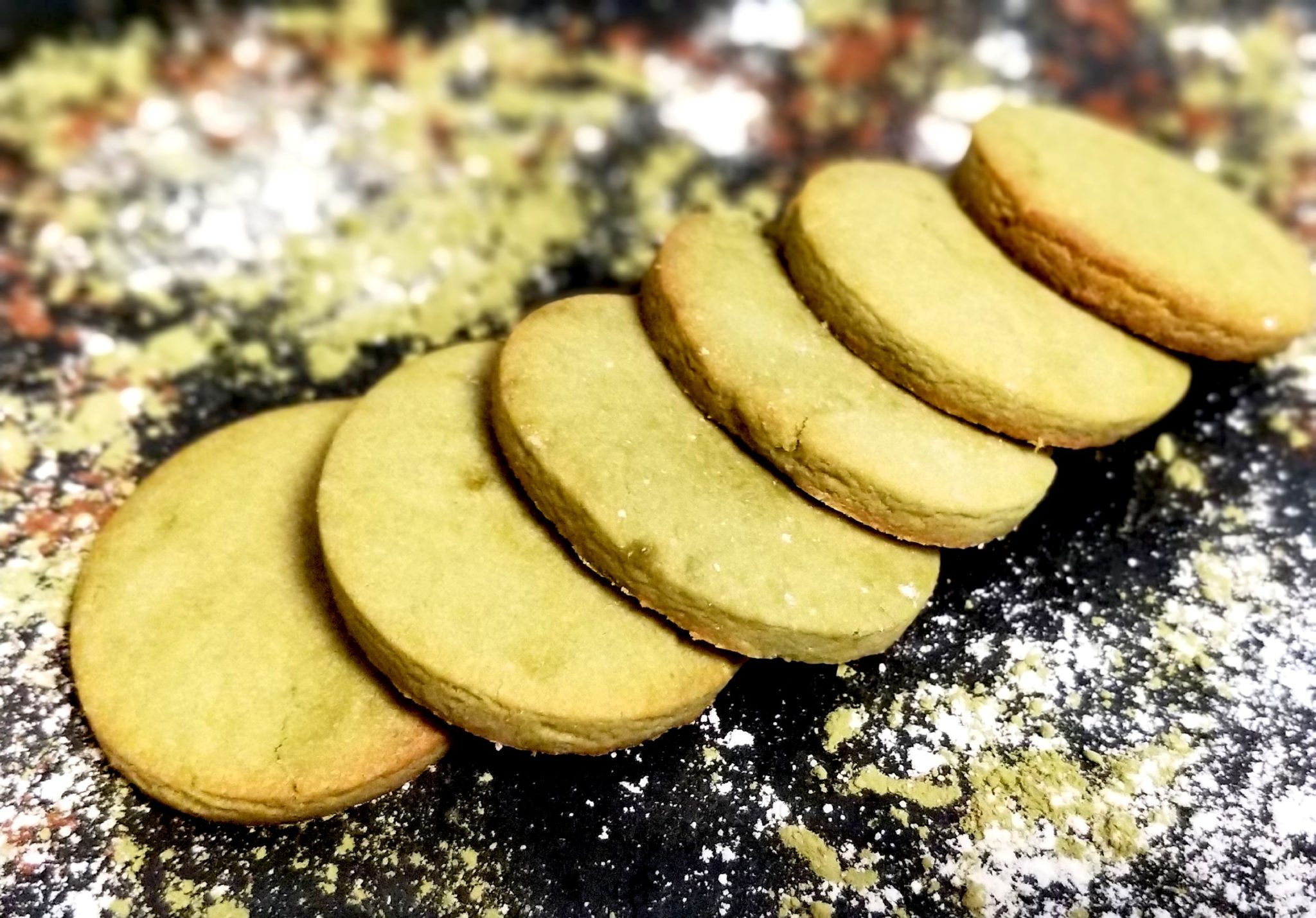 Galletas de mantequilla y té matcha